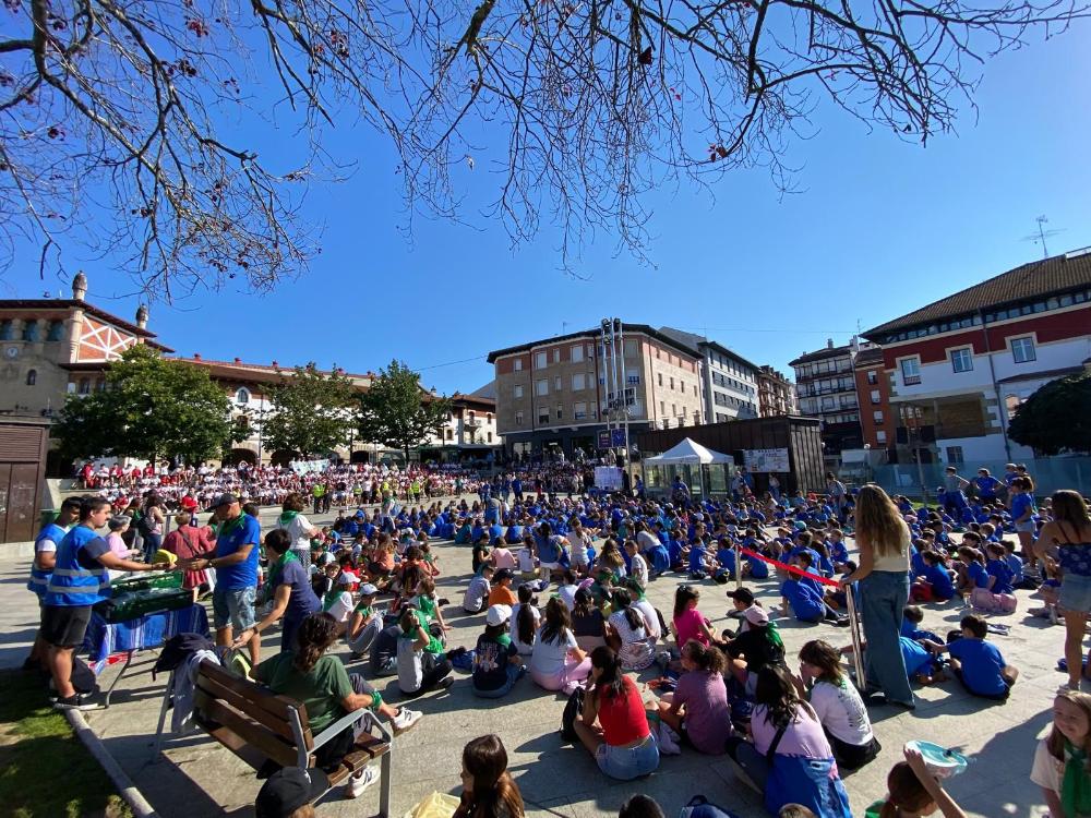 Imagen Miles de estudiantes de Mungia se dan cita en la Plaza Matxin para...